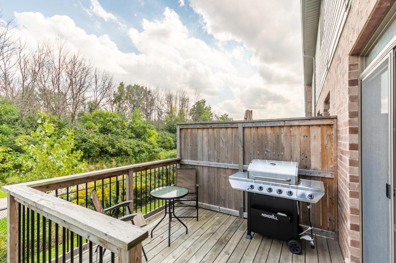 Globalstay Modern Townhomes In Lakeshore Steps To The Beach Hamilton Exteriér fotografie