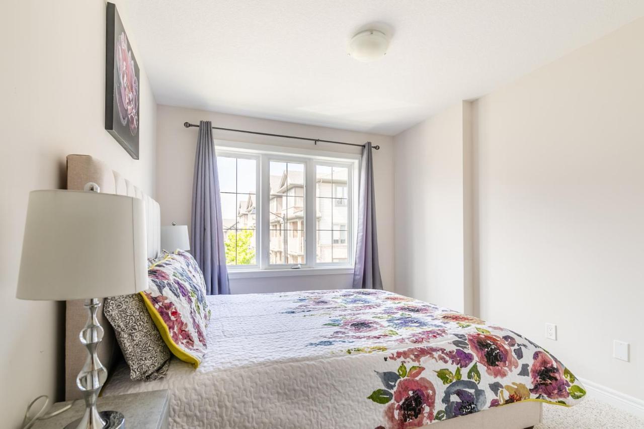Globalstay Modern Townhomes In Lakeshore Steps To The Beach Hamilton Exteriér fotografie