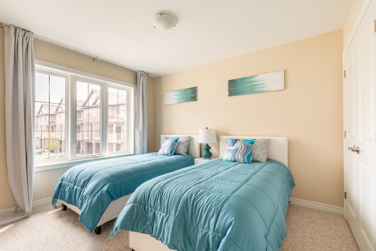 Globalstay Modern Townhomes In Lakeshore Steps To The Beach Hamilton Exteriér fotografie