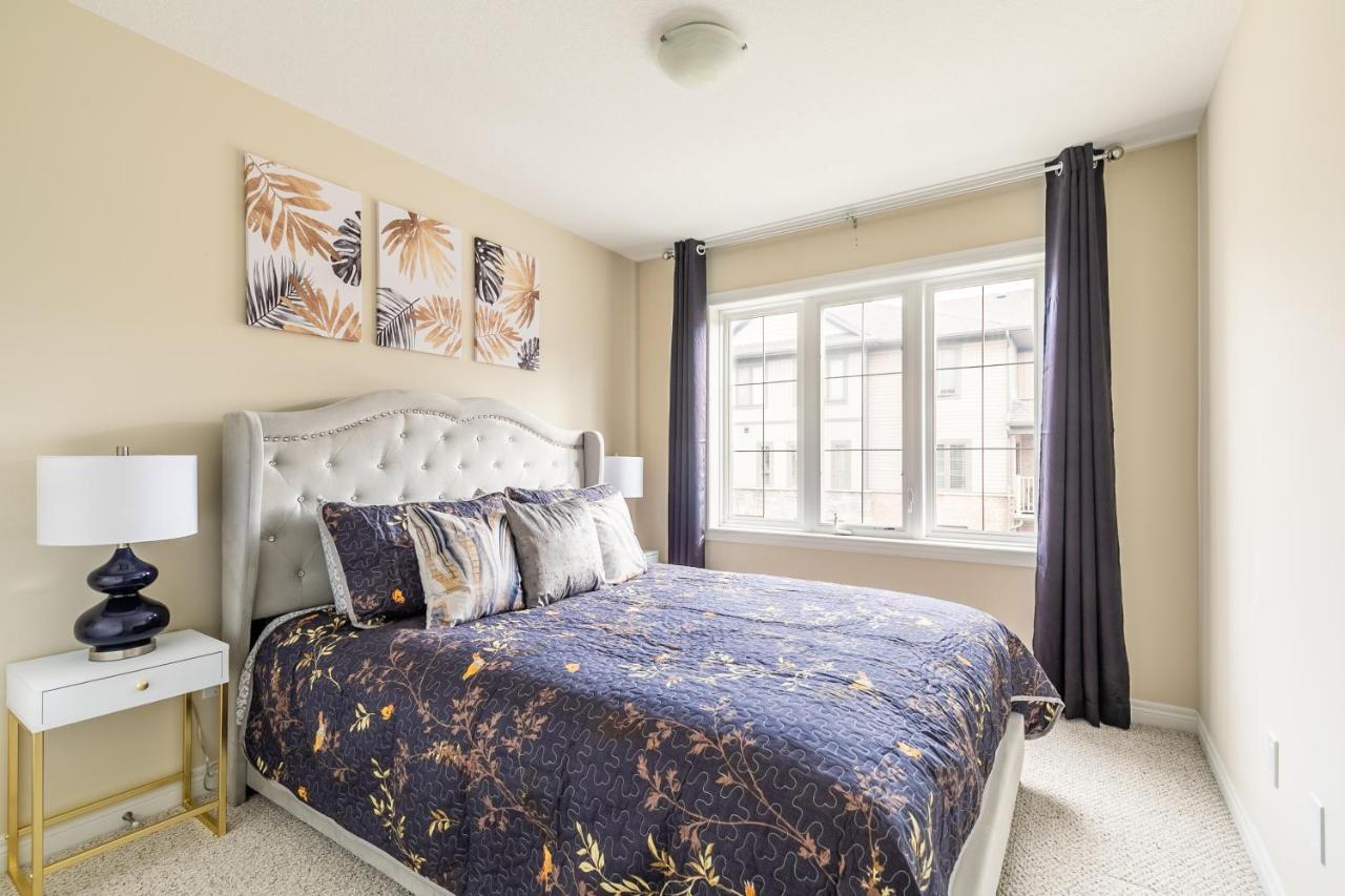 Globalstay Modern Townhomes In Lakeshore Steps To The Beach Hamilton Exteriér fotografie